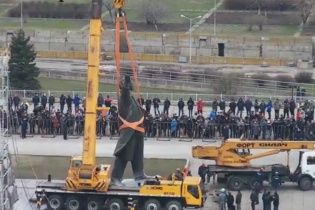 Знесення найбільшого Леніна в Україні і передача "Списку Савченко" до Брюсселя. 5 головних новин дня
