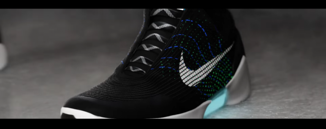 Nike презентував унікальні кросівки, які самі затягують шнурки