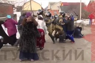 Затримання бунтарів. У Росії ОМОН із кийками розігнав повстання циган