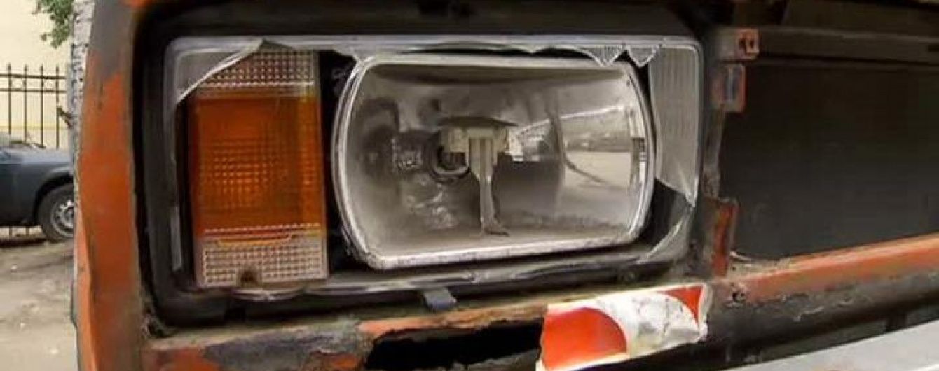 Коммунальщики начали собирать автохлам по всему Киеву