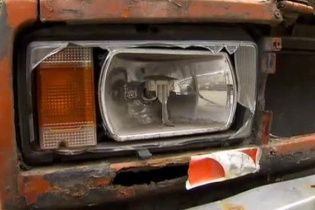 Коммунальщики начали собирать автохлам по всему Киеву