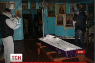 Рік після поклоніння "мощам матушки" в Києві: священик-сектант досі на волі