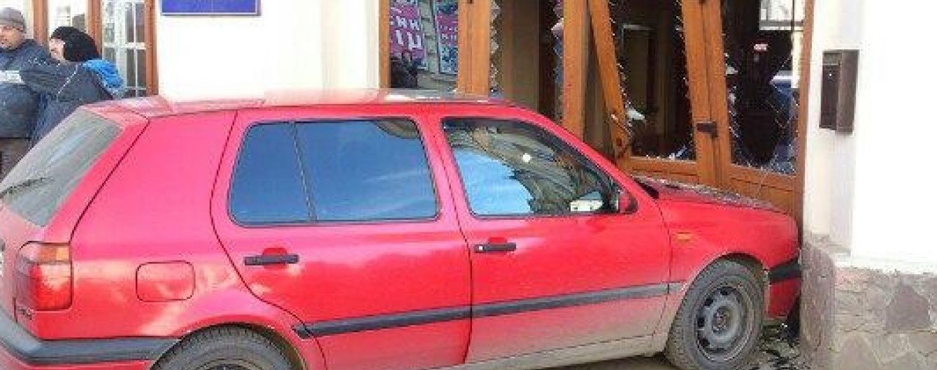 У Коломиї 9-річний хлопчик на легковику протаранив міську Ратушу