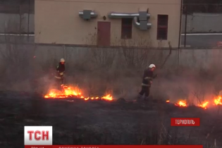 У Тернополі подвиг пожежників урятував від вогню авторинок
