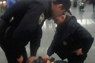 В аеропорту "Бориспіль" іноземець намагався зарізати себе - поліція