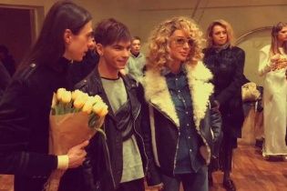 Невпізнанна кучерява LOBODA в окулярах побувала на шоу з левами Жана Грицфельдта