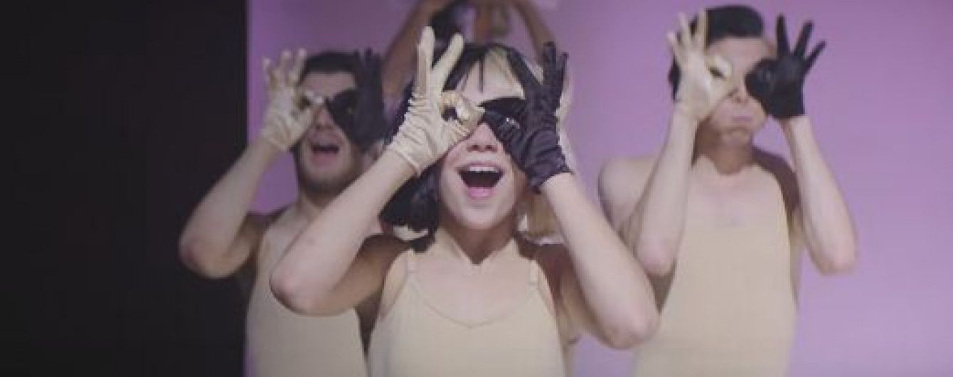 Дівчинка з кліпу Sia підросла і станцювала з двома чоловіками