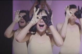 Дівчинка з кліпу Sia підросла і станцювала з двома чоловіками