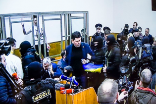 Речника Порошенка вивели з суду у справі Савченко через прапор України