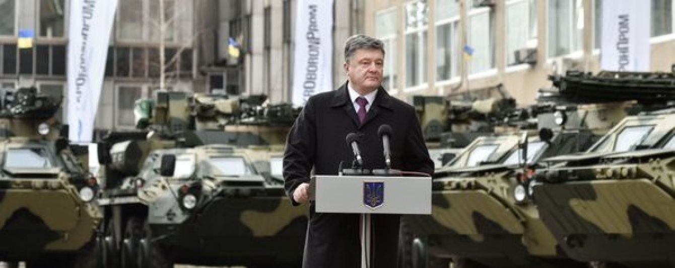 Порошенко покатався за кермом БТР у Харкові