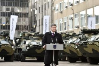 Порошенко покатався за кермом БТР у Харкові