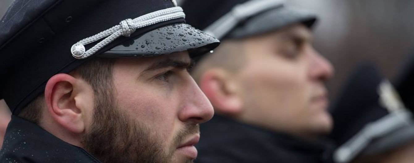 У Києві молодики штурмували райуправління поліції, "визволяючи товариша"