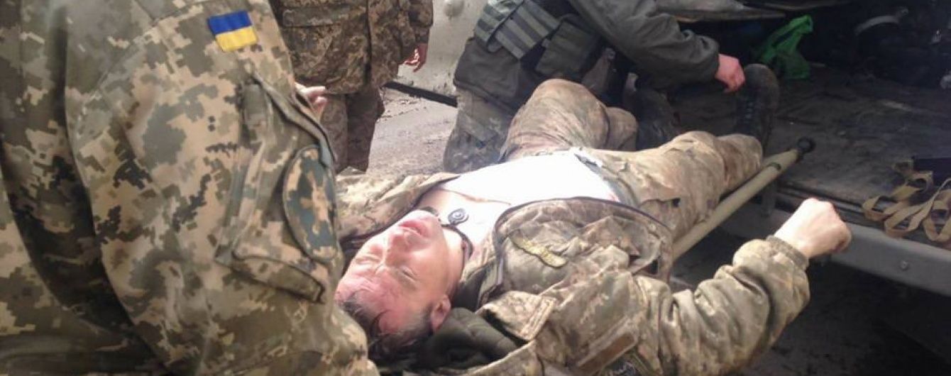На Донбасі з-під обстрілу вивезли важко пораненого десантника