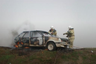 На Херсонщині в палаючому авто загинула жінка, водій отримав опіки