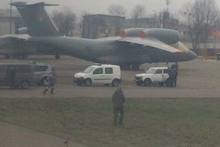 На борту літака "Дубай-Київ" п'яний пасажир погрожує "вибухівкою"