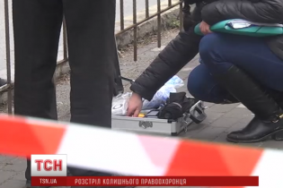 В екс-керівника УБОЗу випустили сім куль і "добивали" ножем