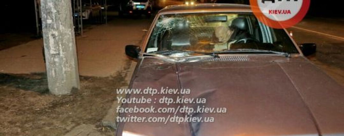 У Києві автомобіль насмерть збив жінку