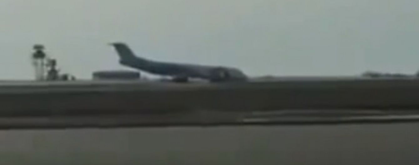 У Мережі з'явилося відео екстремального приземлення літака без переднього шасі