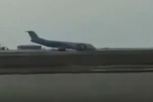У Мережі з'явилося відео екстремального приземлення літака без переднього шасі