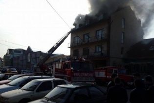 У центрі Ужгорода палає житловий будинок із офісами