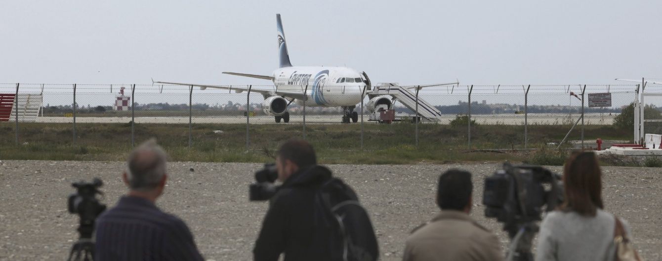 На борту EgyprAir залишаються сім заручників