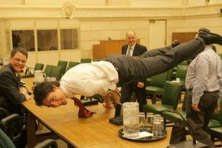 Юзери шаленіють від прем'єра Канади, який похизувався складною стійкою на руках
