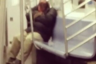 Житель Нью-Йорка зняв на відео величезного щура, який виліз на сплячого пасажира метро