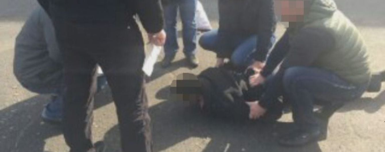 На Дніпропетровщині на хабарі схопили старшого слідчого поліції