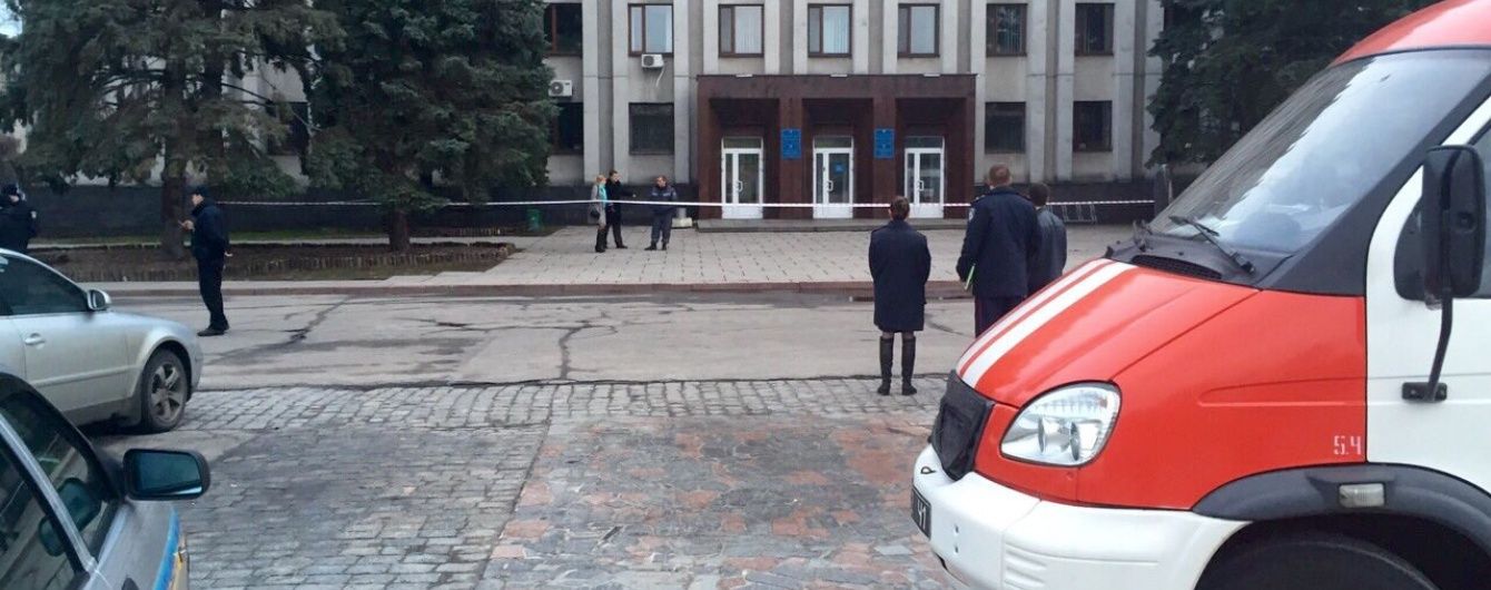 До входу у мерію Кременчука невідомі підкинули "динаміт"