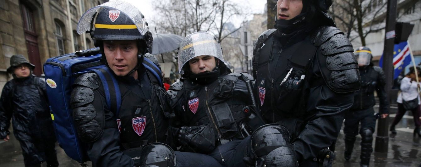 У Франції у бійках з противниками трудової реформи постраждали 150 поліцейських