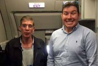 Усміхнений заручник про фото з викрадачем літака EgyptAir: Не дуже розумію, навіщо я це зробив