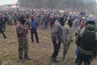 Війна за бурштин. МВС оприлюднило відео сутичок із копачами