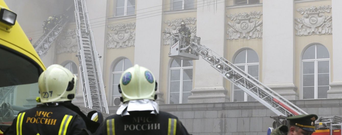 Пожежу в будівлі російського Міноборони повністю загасили