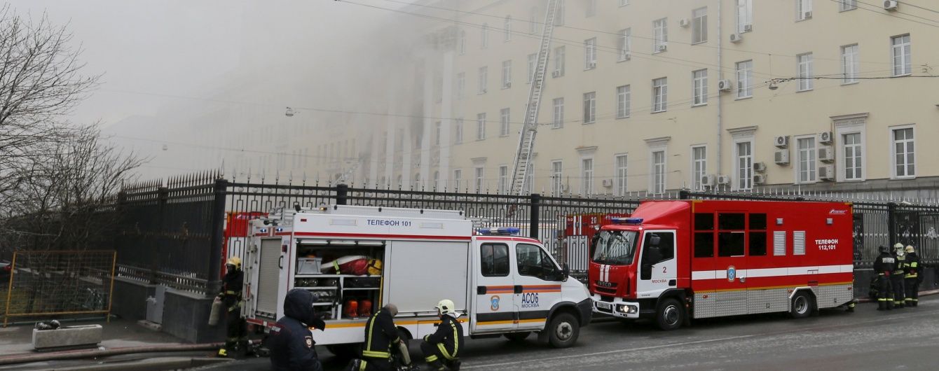 У палаючого Міноборони РФ обвалилася покрівля