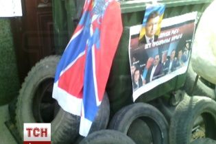 Одесити з шибеницею та шинами влаштували "теплий" прийом прокурорам