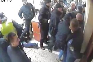Поліція показала відео штурму київського райвідділу