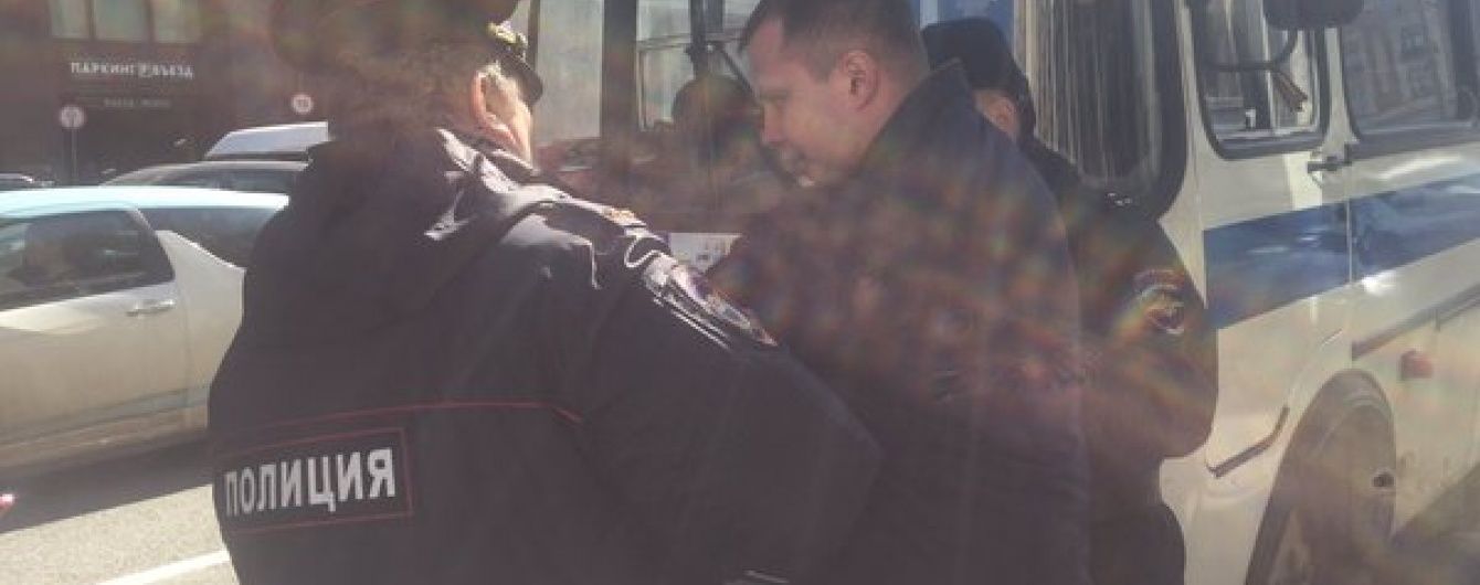 У Москві поліція схопила активістів, які вимагали відставки Путіна після офшорного скандалу