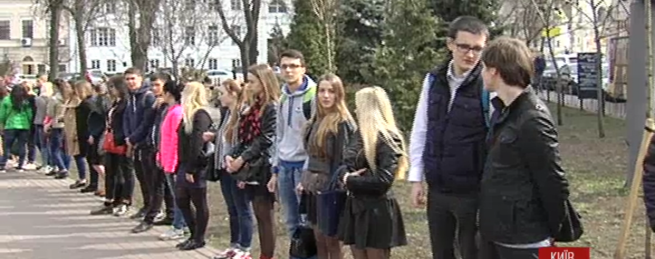 Київські студенти вийшли до посольства Нідерландів напередодні референдуму