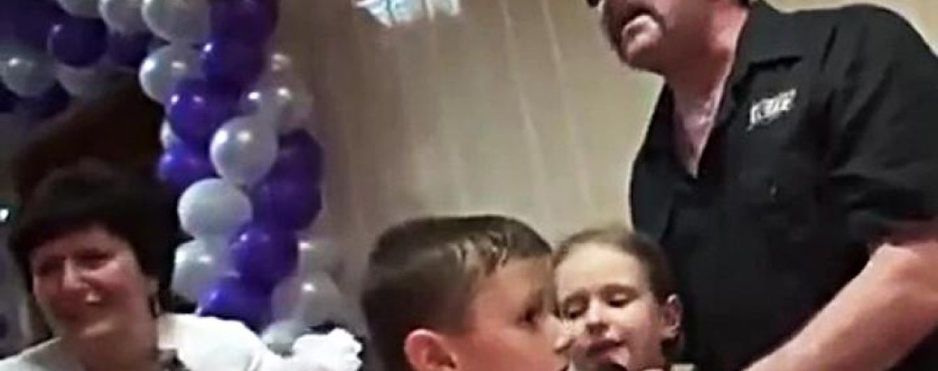 У Росії діти на святі радісно співали "табірний хіт" разом з солістом "Бутирки"