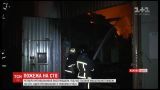 В Одесі під час пожежі на СТО дах обвалився на рятувальників