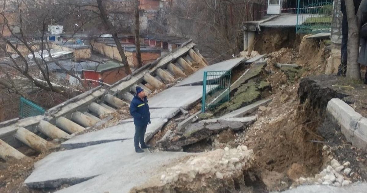 Фахівці дослідили причини падіння підпірної стіни будинку на Червонозоряному