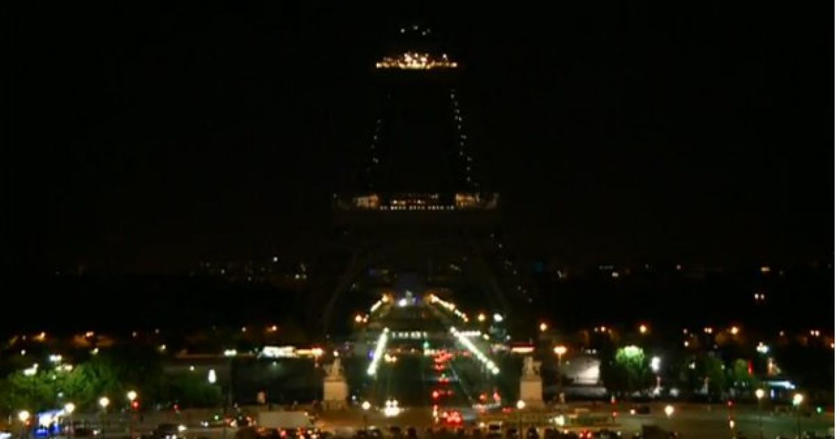 На Эйфелевой башне погасят огни в знак уважения к жертвам терактов в Тегеране