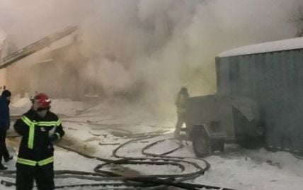 У Києві сталася масштабна пожежа на радіозаводі