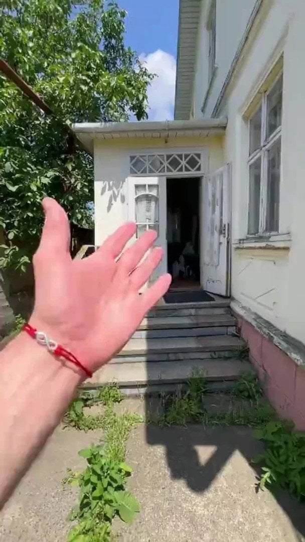 Українці купили стару хату в Чернівцях / © скриншот