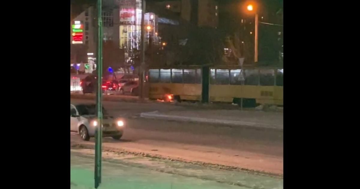 Во Львове на ходу загорелся трамвай: видео