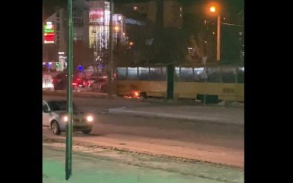 Во Львове на ходу загорелся трамвай: видео