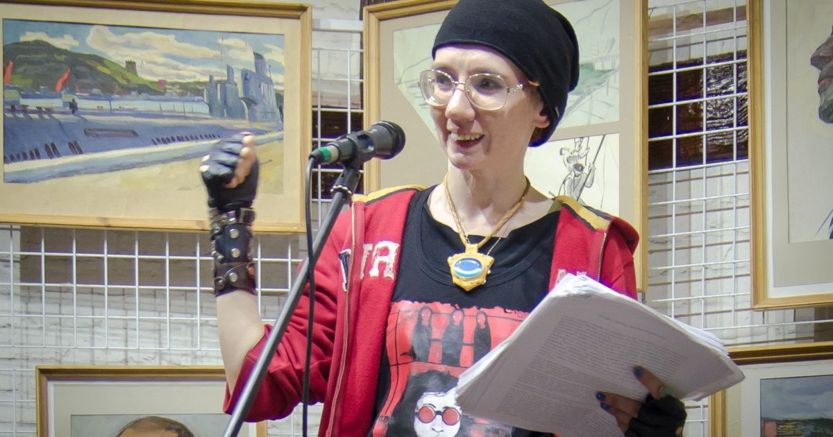"Спасибі, Ленінграде, працюємо": скандальну викладачку Драгоманова прийняли до "Міжнародної спілки поетів" у Росії