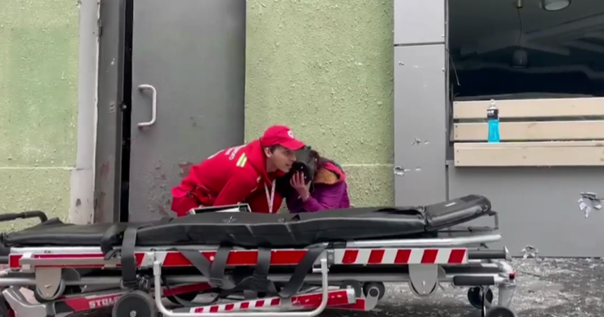 Волонтер, який прикрив поранену під обстрілами в Харкові, мріє працювати на швидкій