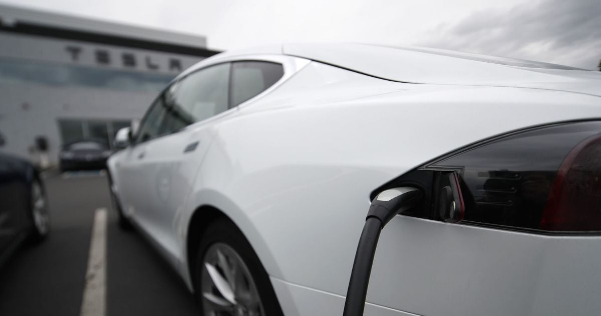 Автомобіль новітньої моделі Tesla загорівся на ходу із водієм за кермом: фото