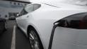 Автомобиль новой модели Tesla загорелся на ходу с водителем за рулем фото